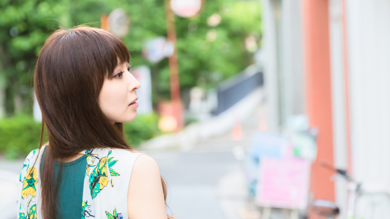 外からお店を眺めている女性