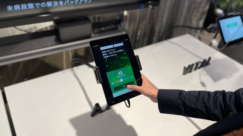 タブレットでSELF MIMDアプリを試している右手