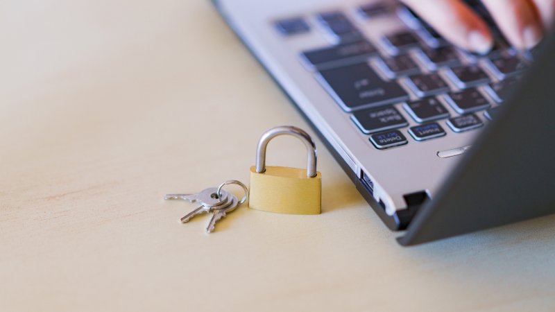 ノートパソコンの横に鍵が置いてある