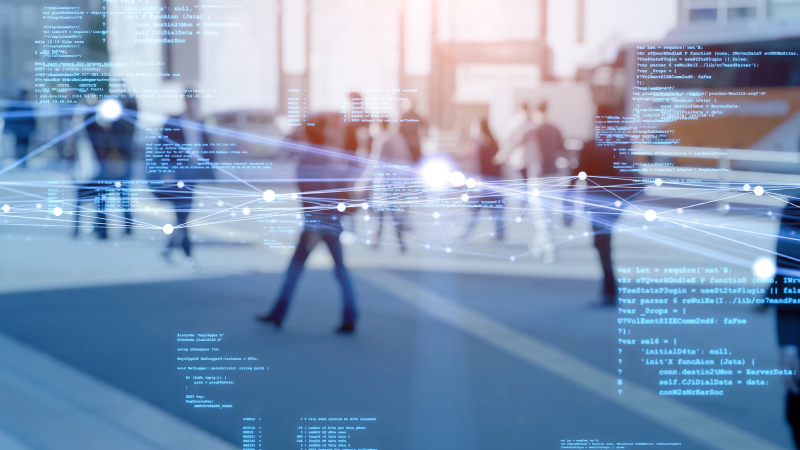 街を歩く人々とデータ画面が融合している